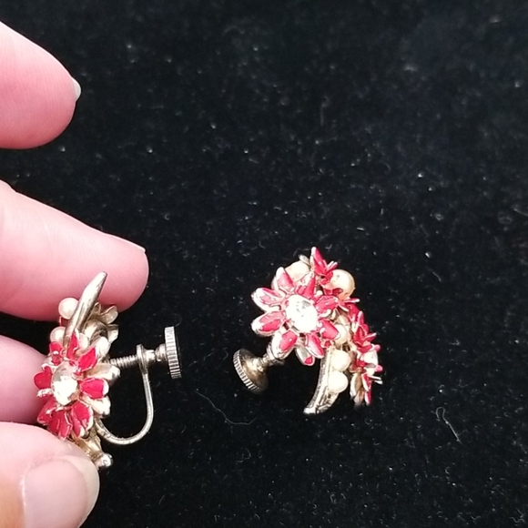 🥳HP🌹VINTAGE SCREW BACK FLOWER EARRINGS - Picture 3 of 6